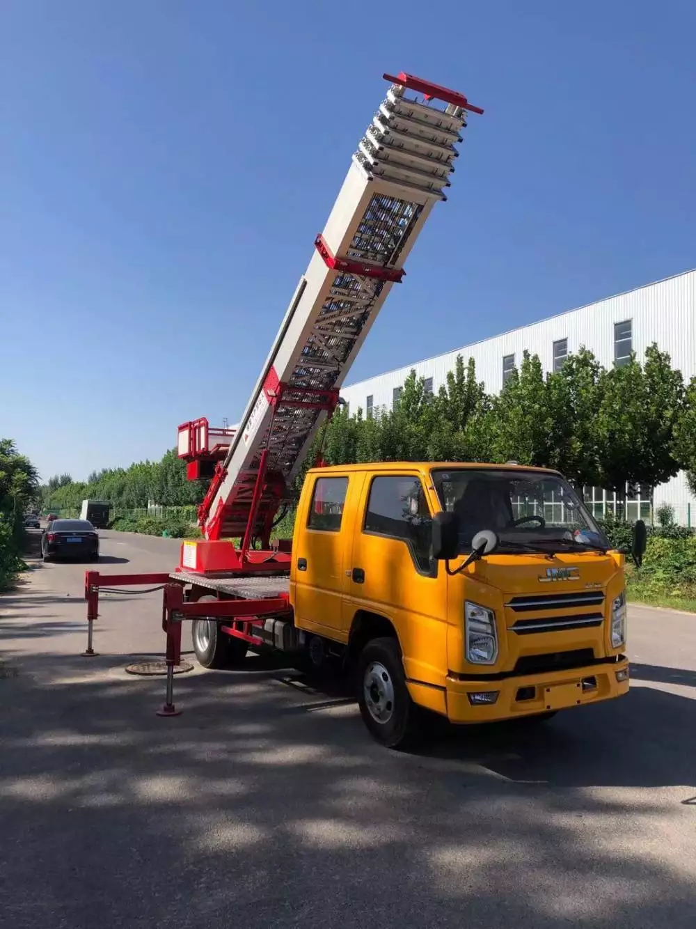 青岛黄岛附近的云梯车出租服务：轻松解决高空作业需求